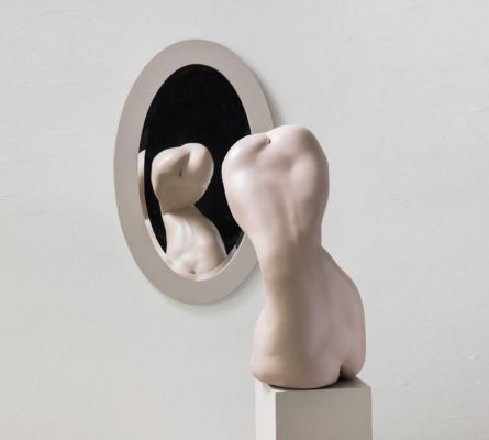 Desbundo-me 2019 Fibra de vidro, poliuretano, pintura acrílica, espelho e base