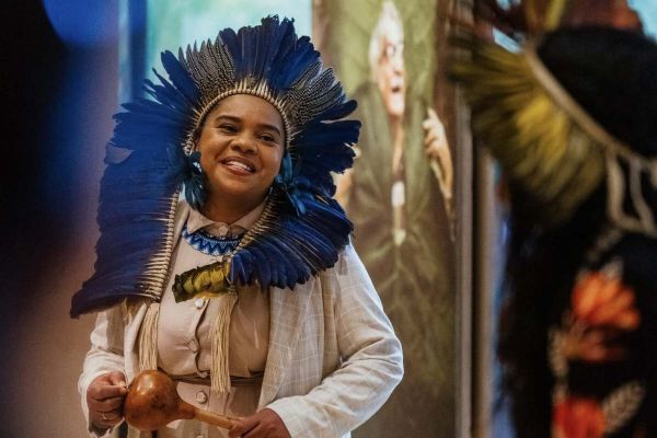Glicéria Tupinambá levou o manto para a exposição. Foto Pedro Pina/Divulgação