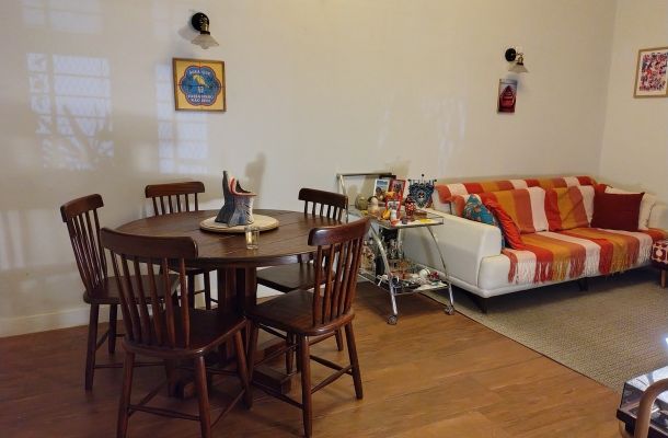 Sala do apartamento que abrigou Wagner Moura no Ofir. Foto: Cleide Alves