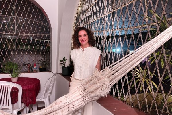 A proprietária Helena Martins no terraço do apartamento que abrigou Wagner Moura no Ofir. Foto: Cleide Alves