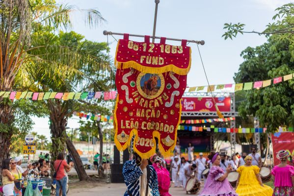 Maracatu Leão Coroado, de Olinda, desfila com cerca de 60 pessoas