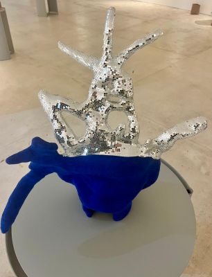 Antenas, escultura de Amanda Melo, feita com fita espelhada e toalha sobre gesso