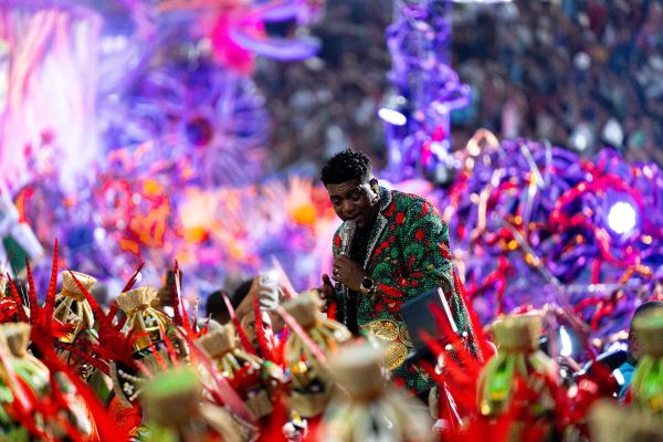 Evandro Malandro puxou a Grande Rio na Sapucaí com ritmo e energia. Foto: Eduardo Hollanda/Rio Carnaval/Divulgação