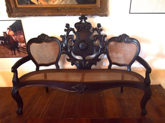 O banco que acompanha gerações da família no Engenho Sapucaji. Foto: Leopoldo Conrado Nunes/Cepe