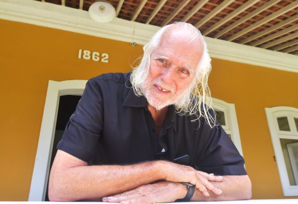 Antonio Vicente Andrade Bezerra, na varada do casarão do Engenho Sapucaji. Foto: Leopoldo Conrado Nunes/Cepe