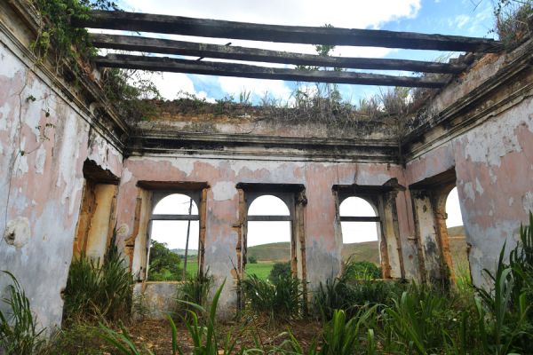 Sala principal do Engenho Jundiá Grande, sem piso, sem teto e tomada pelo mato. Foto: Leopoldo Conrado Nunes/Cepe