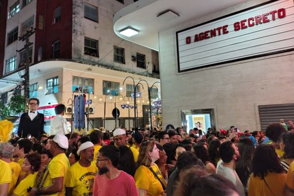 Carnaval na Rua da Aurora para a cerimônia do Oscar teve a presença dos bonecos de Kleber Mendonça Filho e Wagner Moura. Foto: Cleide Alves