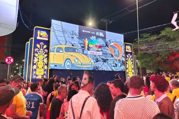 Quem não conseguiu ingresso para entrar no São Luiz, viu a festa pelo telão. Foto: Cleide Alves