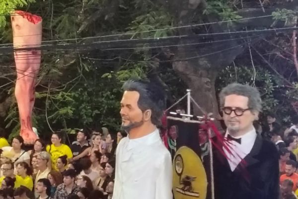 A Perna Cabeluda e os bonecos gigantes de Wagner Moura e Kleber Mendonça Filho. Foto: Cleide Alves