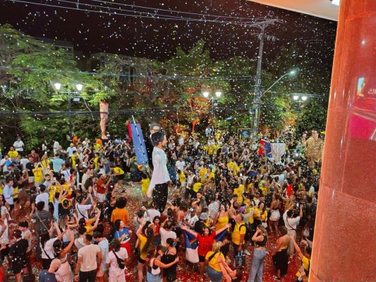 Chuva de confetes na Rua da Aurora fechou a festa de transmissão do Oscar. Foto: Cleide Alves