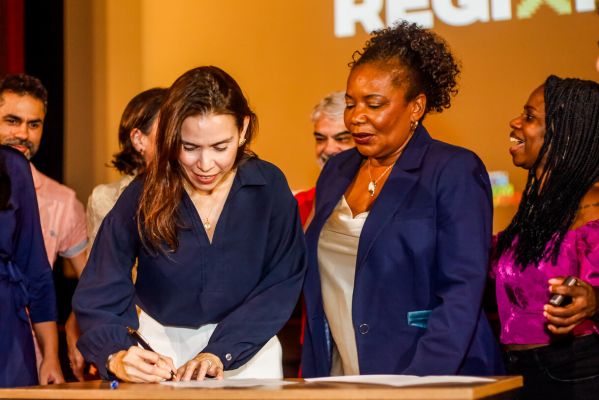 A presidente da Fundarpe, Renata Borba, e a ministra da Cultura, Margareth Menezres na cerimônia de Arranjos Regionais para o Audiovisual. Foto: Silla Cadengue/Secult-PE-Fundarpe