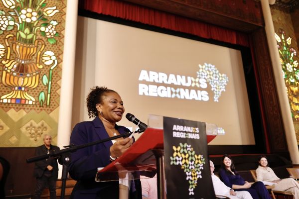 Ministra Margareth Menezes, da Cultura, na cerimônia de Arranjos Regionais para o Audiovisual. Foto: Silla Cadengue/Secult-PE-Fundarpe