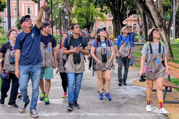 Visita de grupo de participantes do Vem Passarinhar à Praça da República, no Recife. Foto: Alonso Laporte