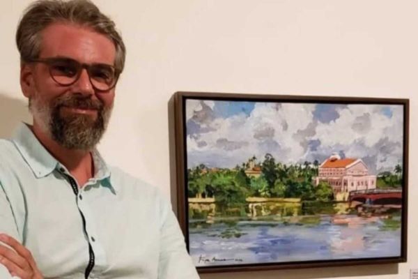 Felipe Arruda ensina os alunos da pintar os pássaros avistados. Foto: Divulgação