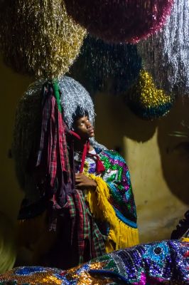 Elias. Brincantes do Maracatu Piaba de Ouro se preparam para o Carnaval. Cidade Tabajara, Olinda, Pernambuco, Brasil. Fevereiro de 2023. Foto: Chico Ludermir