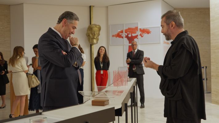 Ministro Luis Roberto Barroso assina obra de Christus Nóbrega