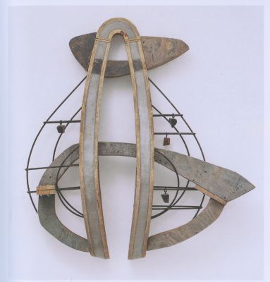 Sagrado olho profano, 2020 Madeira, concreto, metal e pedras portuguesas