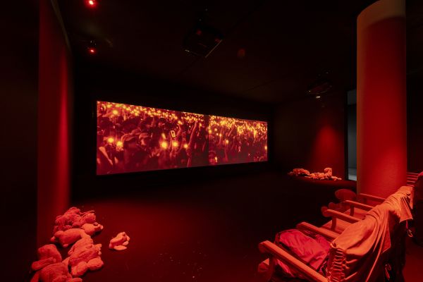 Instalação de Korakrit Arunanodchai. Foto: Levi Fanan/Divulgação