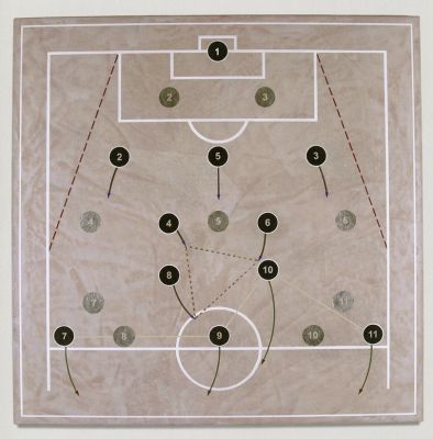 O artista explora a geometria tendo como referência as fases da lua e os jogos de botão. Imagem: Reprodução