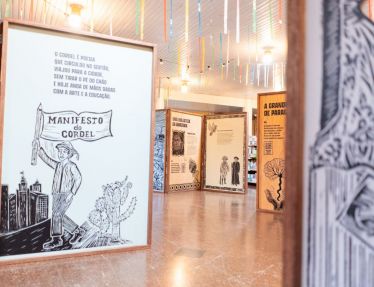 Exposição transforma histórias de vida em cordel e xilogravura, no Cais do Sertão