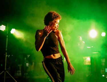 Com dança, música, artes visuais e poesia, Revinda é apresentado em Olinda