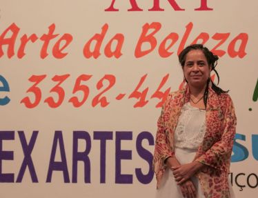 Lia Letícia realiza performance 