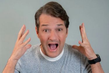 Marcelo Serrado faz estreia nacional de 