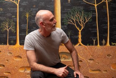 Alex Červený, o homem-árvore, lança livro com 40 anos de obras