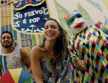Clipe de Letícia Bastos faz releitura pop de 