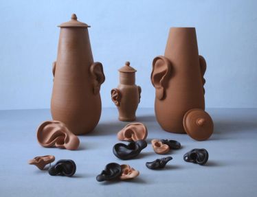 Christal Galeria celebra cinco anos com exposição voltada ao barro