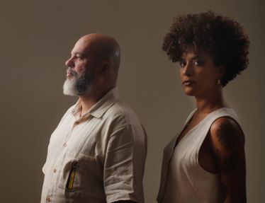 Revoredo e Gabi da Pele Preta lançam o single carnavalesco “A Vida Inteira”