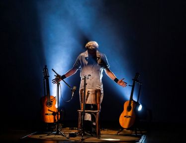 “Os Violões Fênix do Museu Nacional”: Paulinho Moska no Teatro do Parque