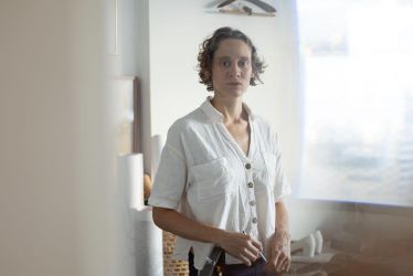 Em mostra, Carolina Drahomiro extrai arte da pós-memória