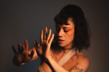 Nathalia Queiroz lança álbum poético-musical