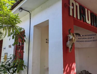 Maumau relembra espaços boêmios em festa-exposição nesta quinta (24)