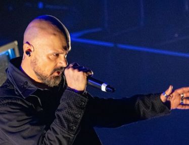 Do cais ao metal: o circuito que traz Roy Khan ao Recife