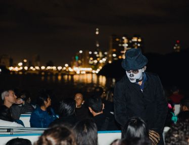Catamaran Assombrado navega pelo Capibaribe com lendas urbanas