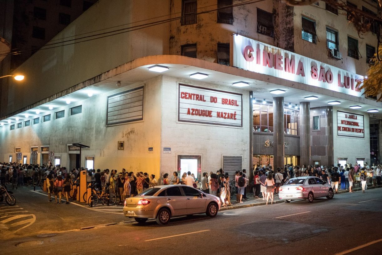 Fila no São Luiz para assistir às sessões de sábado (10/11) à noite