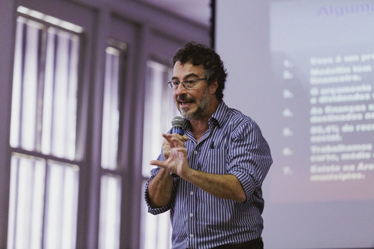 O pensador e gestor público colombiano Jorge Melguizo em palestra para estudantes de Corumbá (MS)