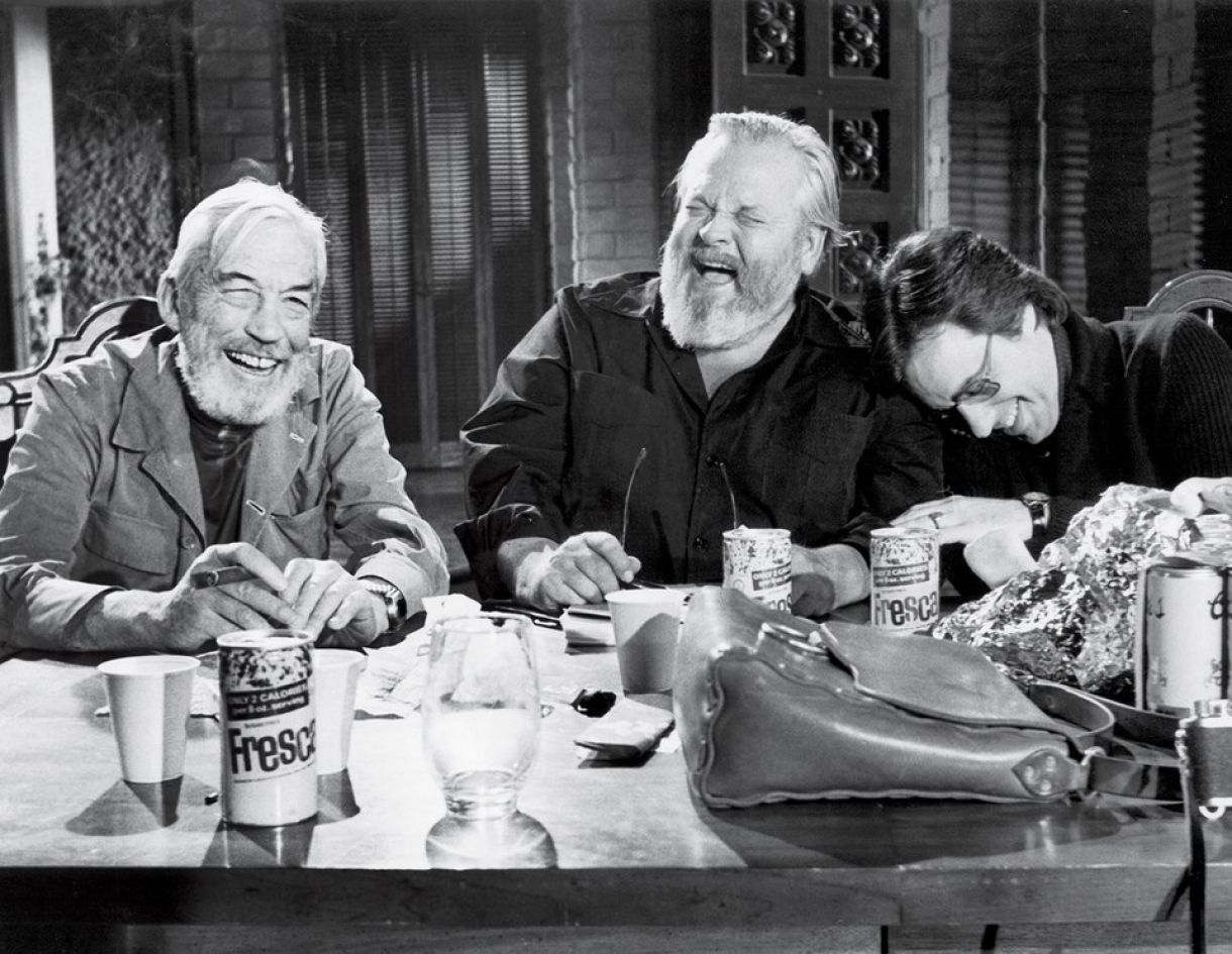 Orson Welles ladeado pelos amigos e cineastas John Huston e Peter Bogdanovich, atores do filme