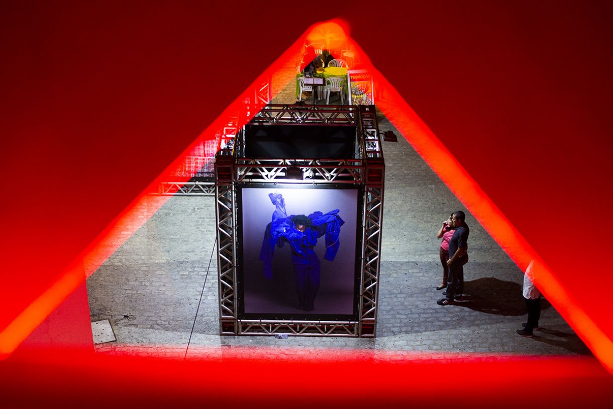 Fotoperformance da artista sul-africana Nobukho Nqaba em exposição no Dragão do Mar