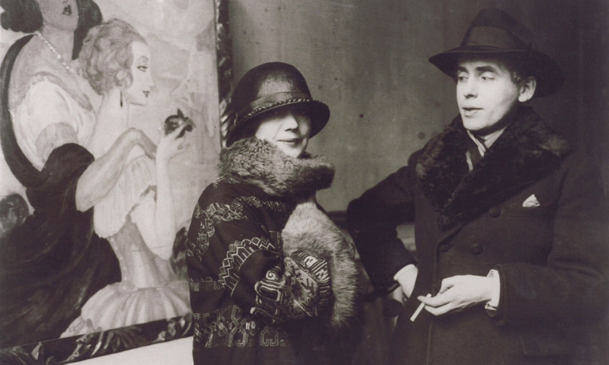 Casal Gerda e Einar Wegener posa em frente à pintura dela