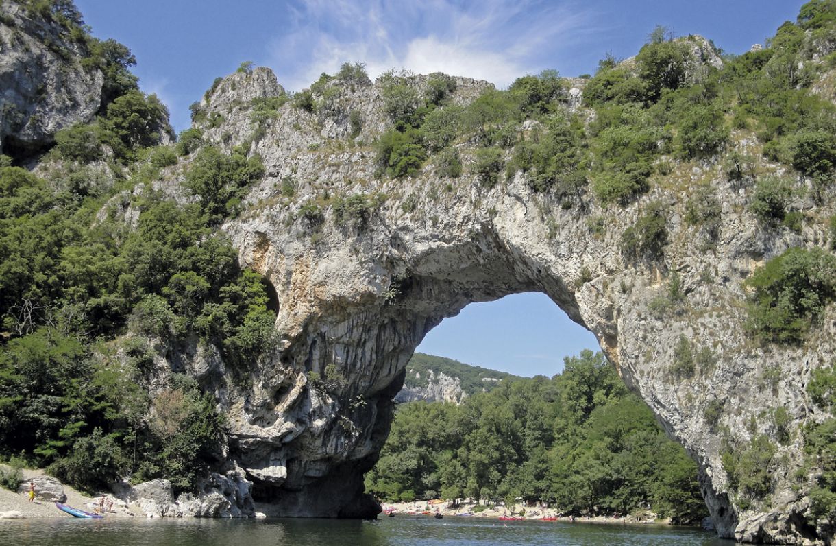 Pont D'Arc, que dá nome à caverna, foi feito pela natureza é o ícone de Ardèche