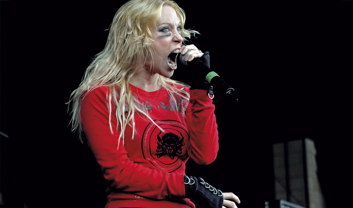 A voz extrema de Angela Gossow virou referência em 2000, ao assumir a frente da banda Arch Enemy