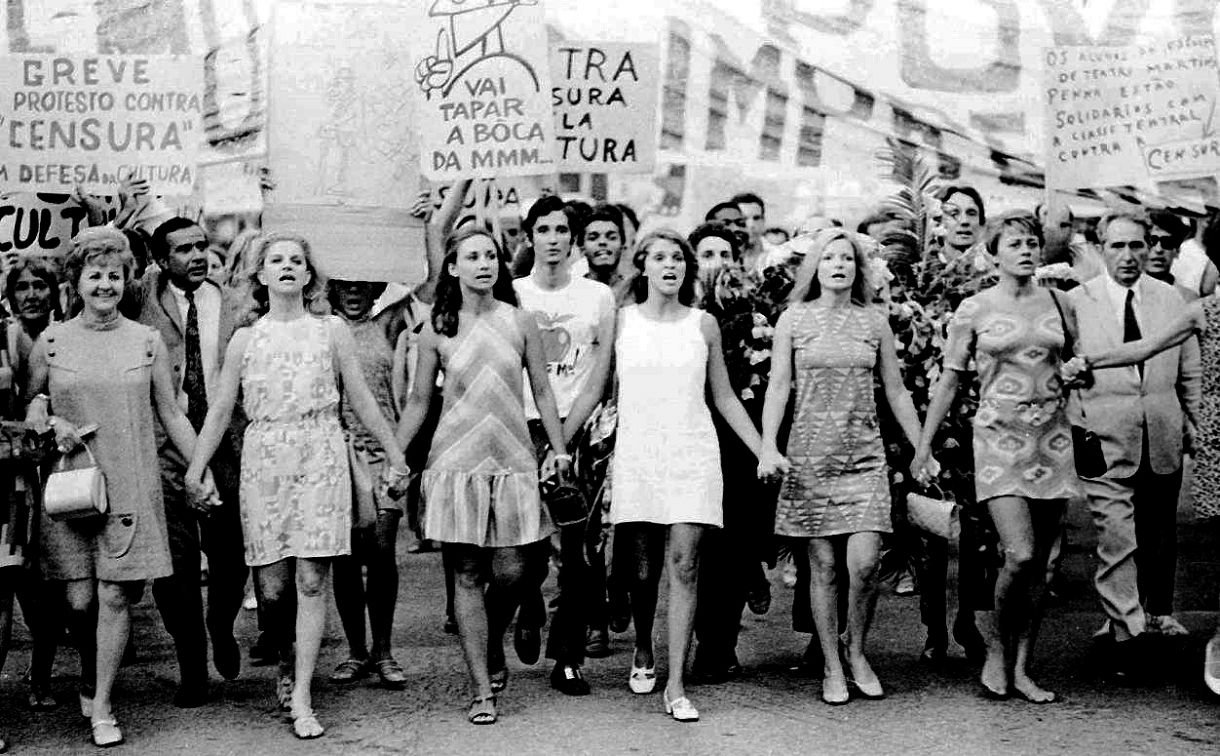 Cordão de mulheres na 'Passeata dos 100 mil' em 1968, no Rio de Janeiro