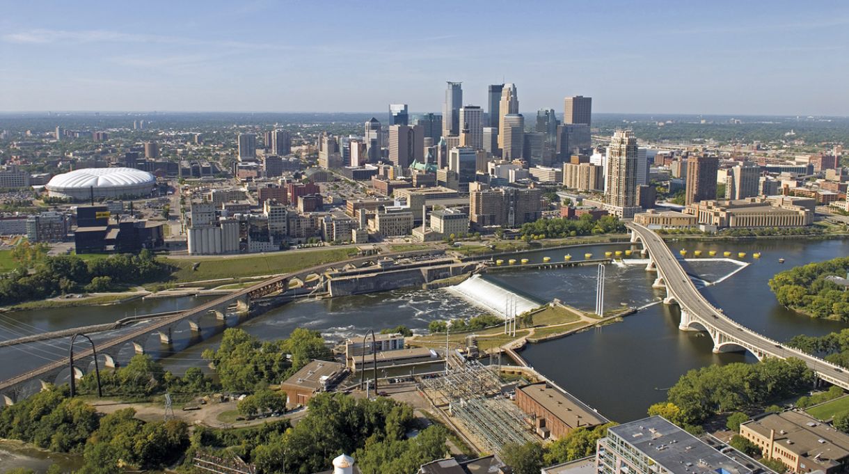 Minneapolis, assim como sua vizinha, Saint Paul, é recortada por áreas verdes