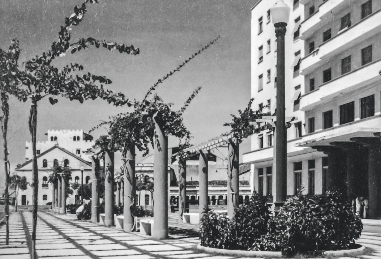 Em 1940, calçada e parte da fachada do elegante Grande Hotel, que hospedou artistas e figurões