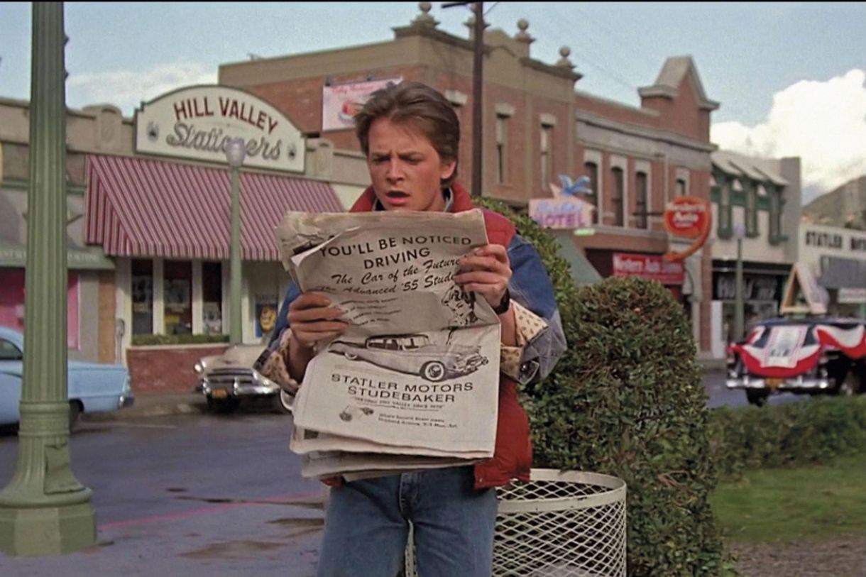 Marty McFly (Michael J. Fox), descobre que viajou no tempo em 'De volta para o futuro'. Foto: Divulgação