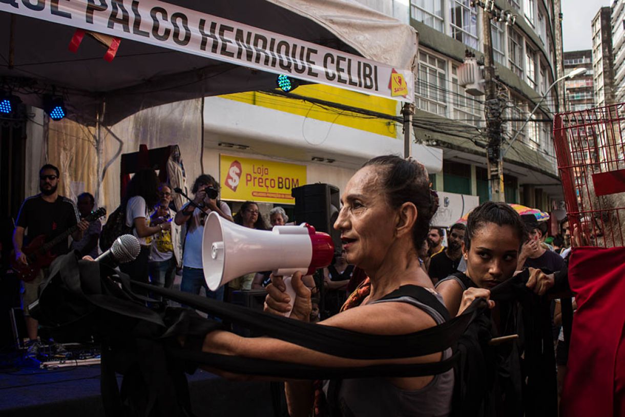 Um palco foi montado na rua, na entrada do Teatro do Parque, de portas fechadas há sete anos