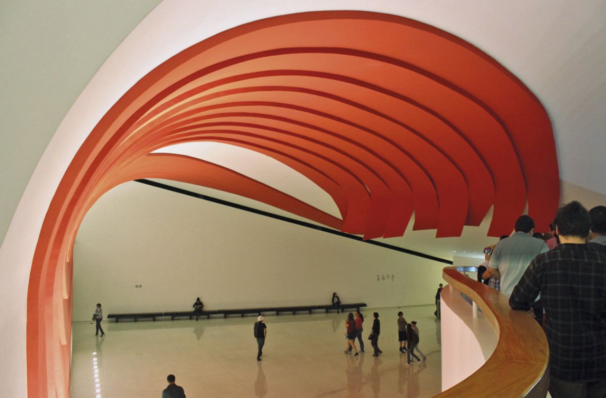 Hall de entrada do auditório Ibirapuera, no parque de mesmo nome, projetado por Oscar Niemeyer